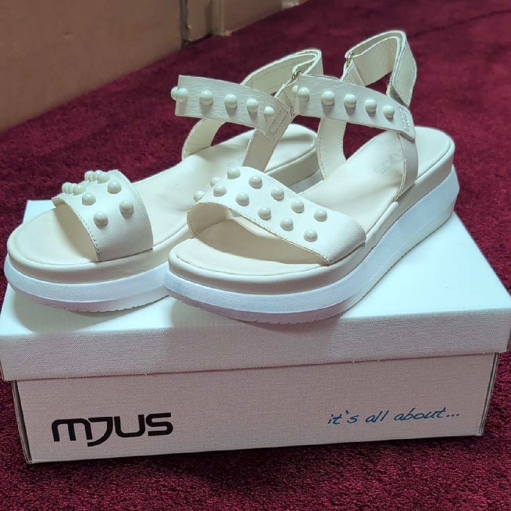 MJUS Women's Cream Sandals